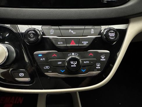 Used 2020 Chrysler Pacifica Touring-L FWD image 35