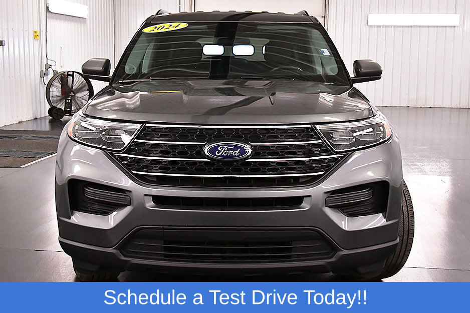 Used 2024 Ford Explorer XLT AWD/4WD image 2