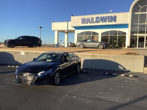 Used 2023 Nissan Altima 2.5 SV w/ SV Premium Package image 3