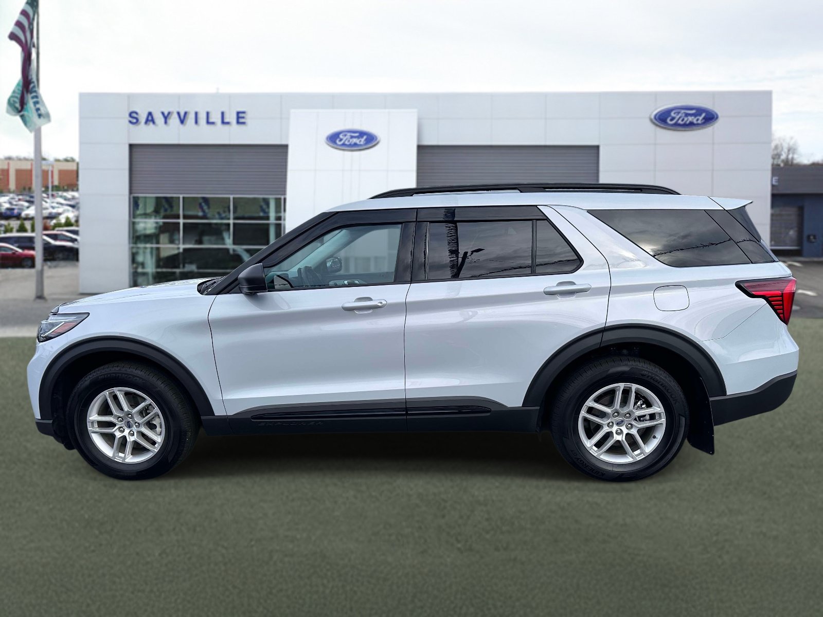 Used 2026 Ford Explorer Active AWD/4WD image 2
