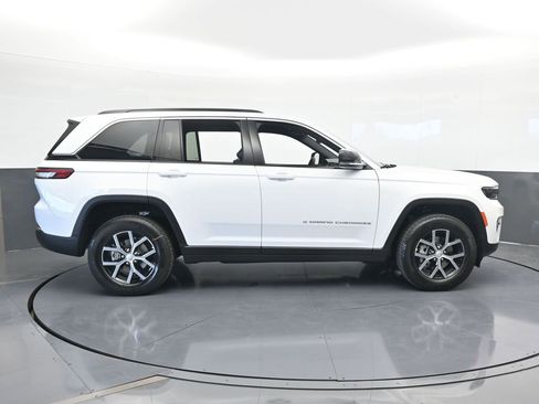 Used 2025 Jeep Grand Cherokee Limited image 7