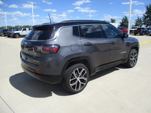 Used 2024 Jeep Compass Limited w/ Elite Group AWD/4WD image 5