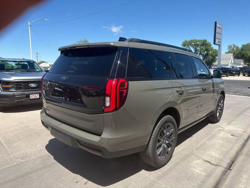 Used 2025 Ford Expedition Platinum w/ Stealth Performance Package AWD/4WD image 4