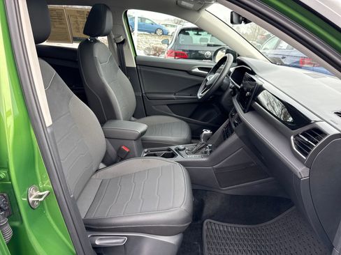 Certified 2025 Volkswagen Taos SE image 38