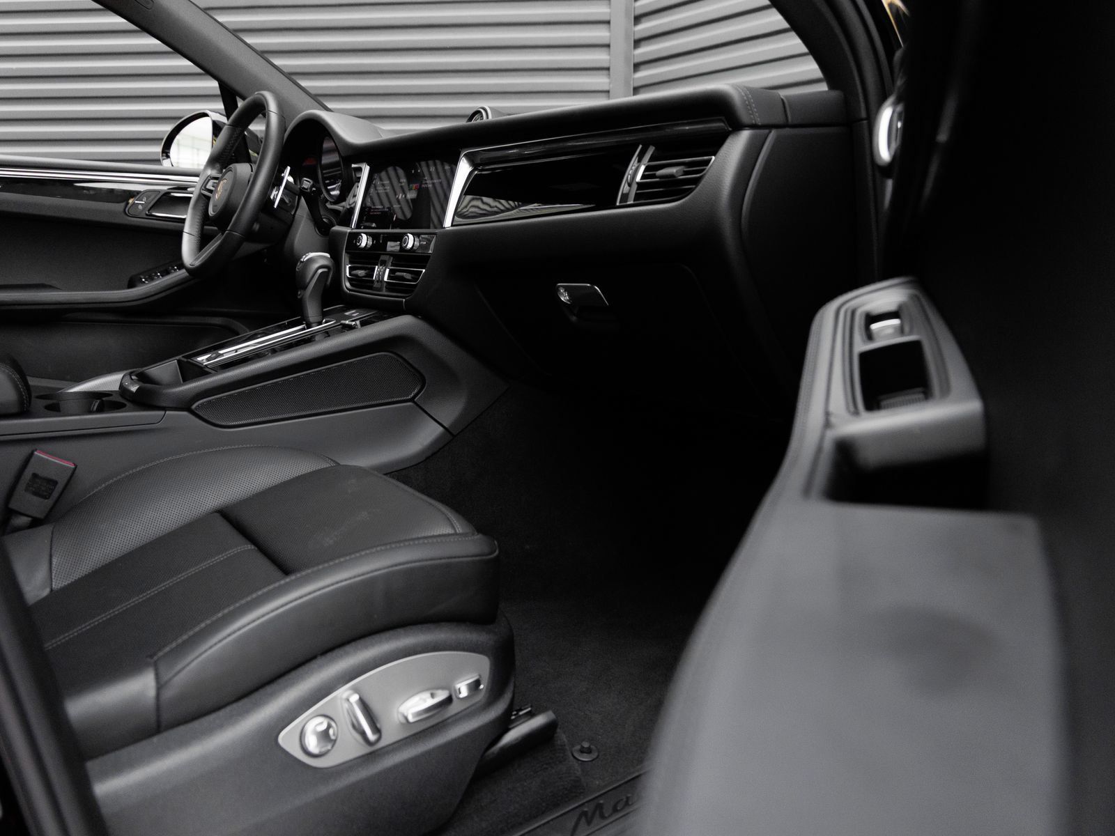 Used 2026 Porsche Macan AWD/4WD image 37