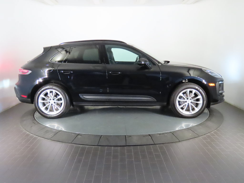 Certified 2025 Porsche Macan AWD/4WD image 8