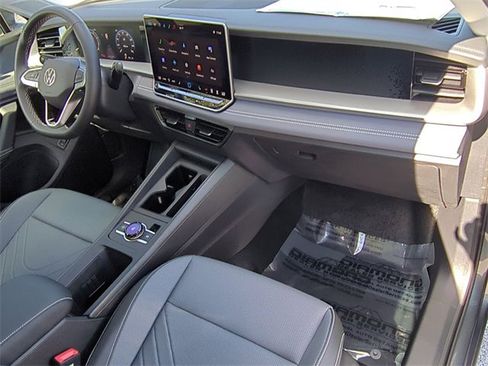 New 2025 Volkswagen Tiguan SE image 20