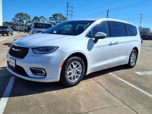 Used 2023 Chrysler Pacifica Touring-L image 21