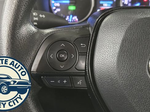 Used 2021 Toyota RAV4 LE image 11