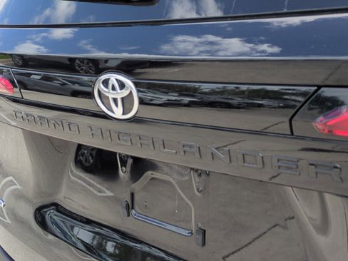 Used 2024 Toyota Grand Highlander XLE image 9