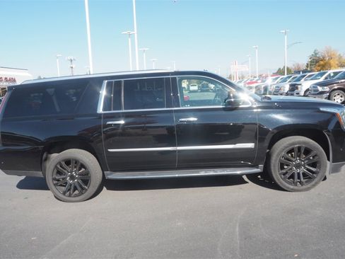 Used 2019 Cadillac Escalade ESV Premium Luxury image 4