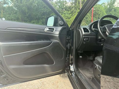 Used 2019 Jeep Grand Cherokee Altitude RWD image 11