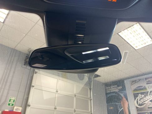 Used 2025 Chevrolet Traverse LT image 34