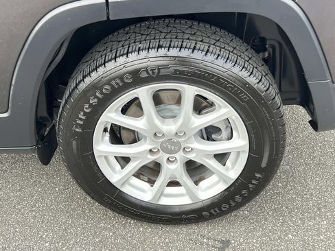 Used 2015 Jeep Cherokee Latitude w/ Comfort/Convenience Group image 19