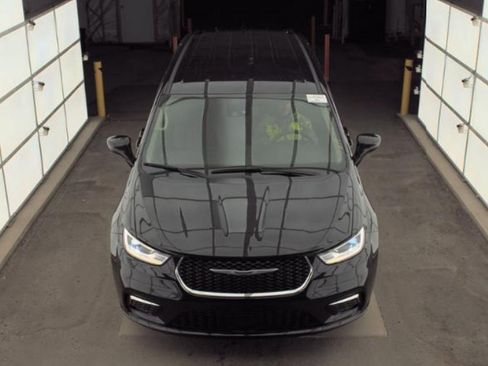 Used 2024 Chrysler Pacifica Touring-L image 2