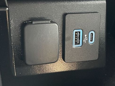 Used 2022 Ford Explorer XLT w/ Equipment Group 202A AWD/4WD image 21