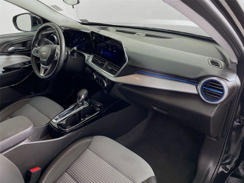 Used 2025 Chevrolet Trax LT w/ LT Convenience Package image 30