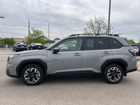 Used 2025 Subaru Forester Premium AWD/4WD image 12