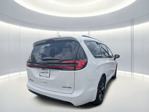 New 2026 Chrysler Pacifica Limited w/ S Appearance Package FWD image 3