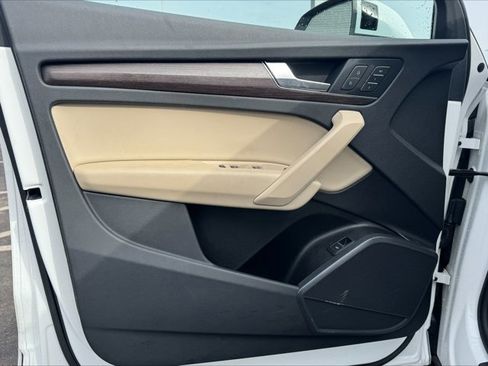 Used 2023 Audi Q5 2.0T Premium w/ Convenience Package image 9