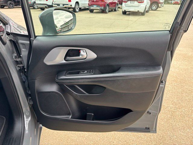 Used 2021 Chrysler Pacifica Touring w/ S Appearance Package FWD image 26