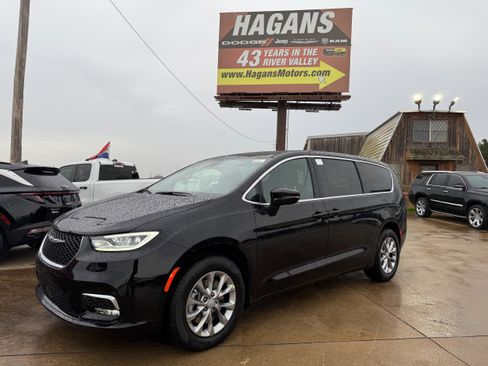 New 2026 Chrysler Pacifica Limited w/ Uconnect Theater Family Group image 1