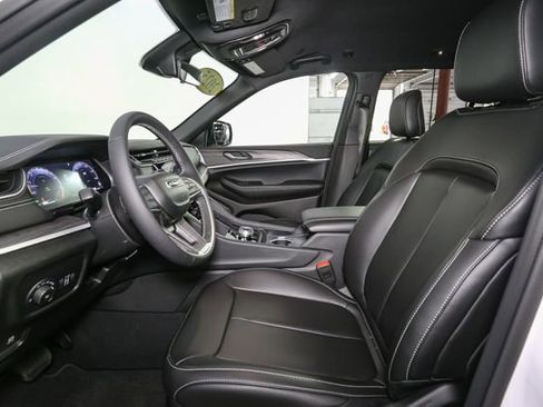 Used 2025 Jeep Grand Cherokee Limited AWD/4WD image 43