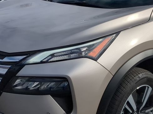 Used 2025 Nissan Rogue SL w/ Tech Package image 12