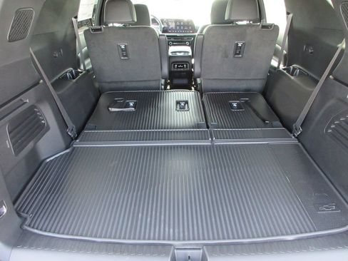 New 2026 Chevrolet Traverse LT w/ Sun and Wheel Package AWD/4WD image 12