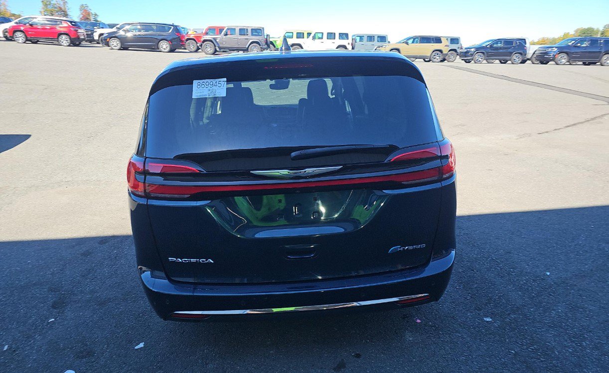 Used 2023 Chrysler Pacifica Limited w/ Uconnect Theater Family Group FWD image 5