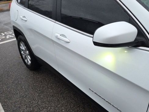 Used 2017 Jeep Cherokee Latitude w/ Comfort/Convenience Group image 3