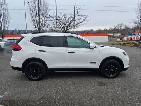 Used 2017 Nissan Rogue SV image 4