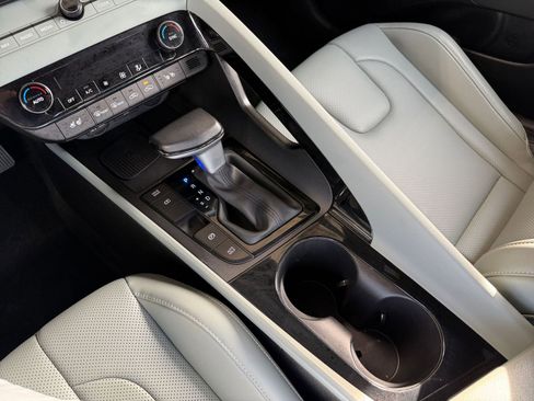 Used 2025 Hyundai Elantra Limited image 41