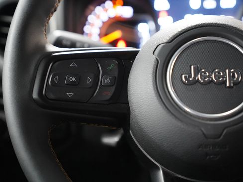 Used 2025 Jeep Gladiator Sport AWD/4WD image 18