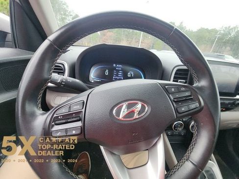 Used 2024 Hyundai Venue SEL image 28