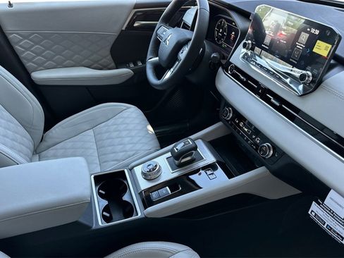 New 2025 Mitsubishi Outlander SEL image 17