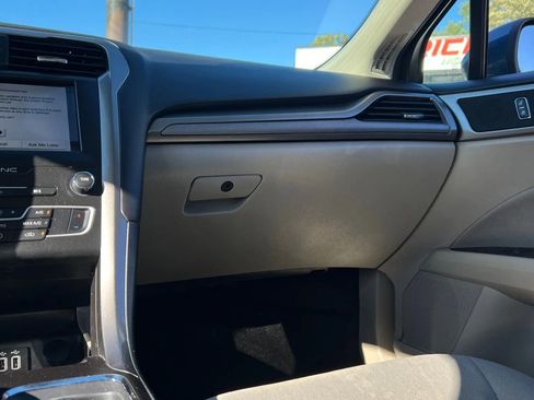 Used 2019 Ford Fusion SE image 12