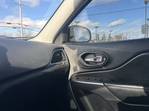 Used 2019 Jeep Cherokee Limited image 25