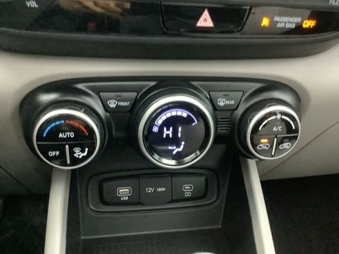 Certified 2023 Hyundai Venue SEL image 29