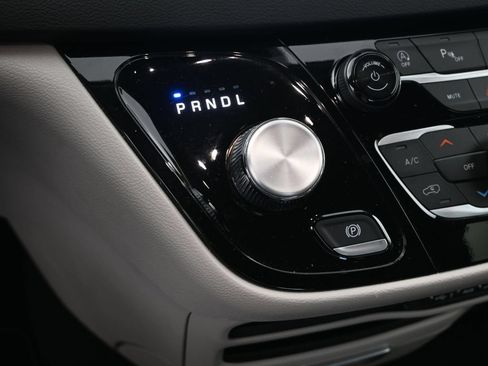 Used 2024 Chrysler Pacifica Touring-L FWD image 23