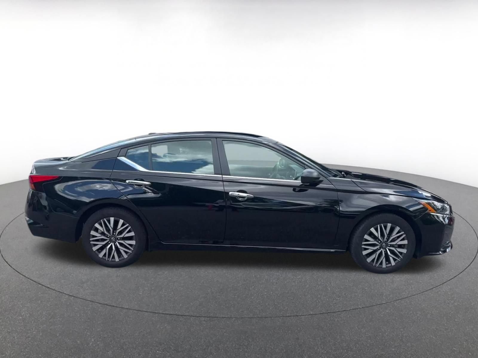 Used 2025 Nissan Altima 2.5 SV FWD image 15