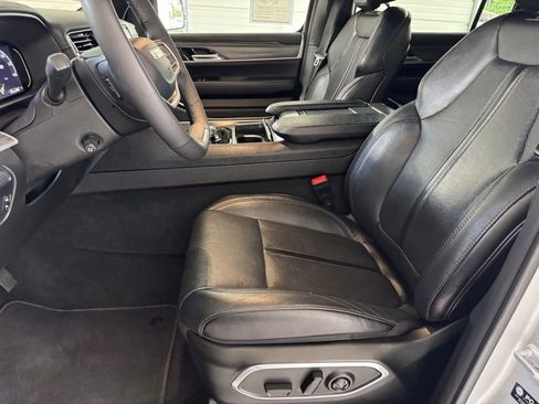 Used 2024 Jeep Wagoneer L Series II w/ Flexible Seating Group RWD image 8