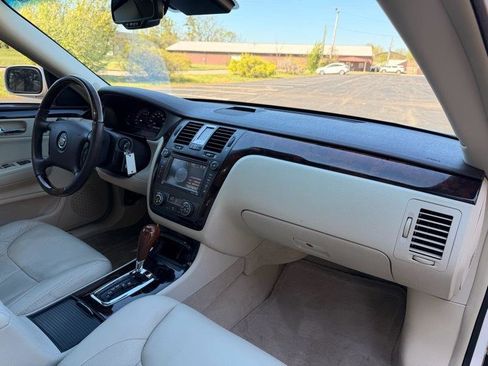 Used 2009 Cadillac DTS Luxury I w/ Sun And Navigation Package image 16