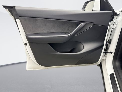 Used 2022 Tesla Model Y Long Range image 9