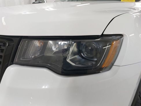 Used 2019 Jeep Grand Cherokee Laredo image 35