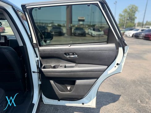 Used 2022 Nissan Pathfinder SL w/ SL Black Package AWD/4WD image 19