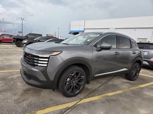 Used 2025 Nissan Kicks SR FWD image 3
