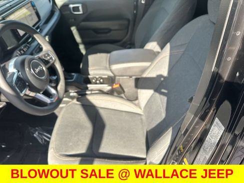 Used 2026 Jeep Wrangler Unlimited Sahara AWD/4WD image 19