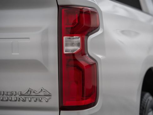 Used 2025 Chevrolet Silverado 1500 High Country AWD/4WD image 8