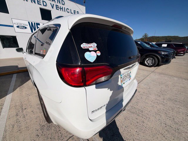 Used 2017 Chrysler Pacifica Limited FWD image 27